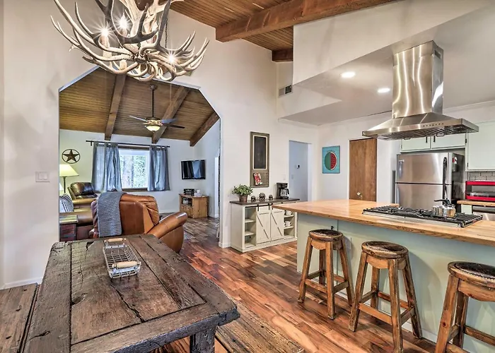 Holiday home Hot Tub & Patio: Pet-friendly In Munds Park!