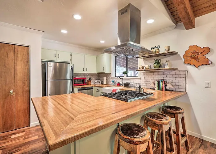 Hot Tub & Patio: Pet-friendly In Munds Park! Munds Park