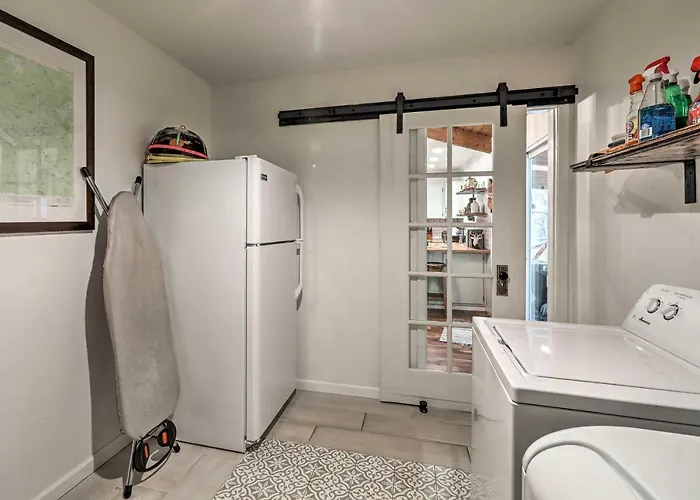Holiday home Hot Tub & Patio: Pet-friendly In Munds Park! *
