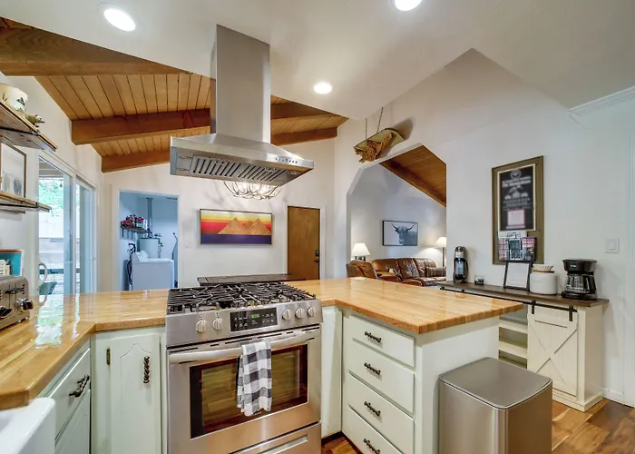Holiday home Hot Tub & Patio: Pet-friendly In Munds Park! Munds Park