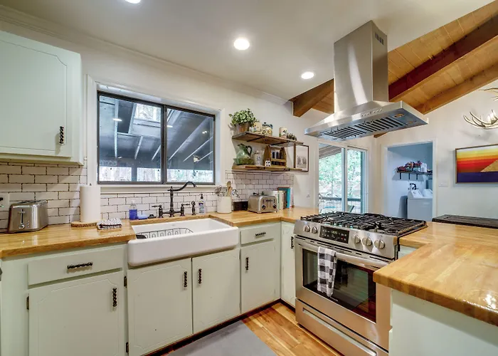 Holiday home Hot Tub & Patio: Pet-friendly In Munds Park! *