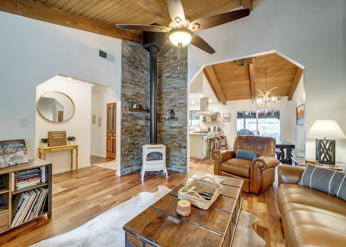 Hot Tub & Patio: Pet-friendly In Munds Park! Munds Park