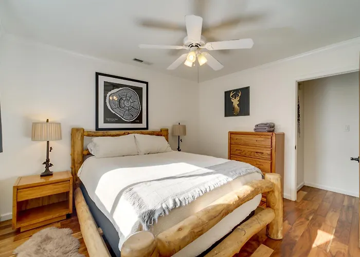 Holiday home Hot Tub & Patio: Pet-friendly In Munds Park! Munds Park
